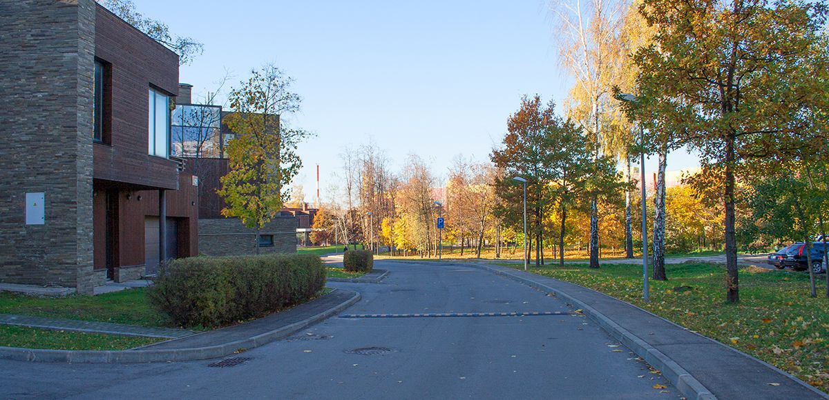 Панорама осенней улицы в КП Резиденция Рублево